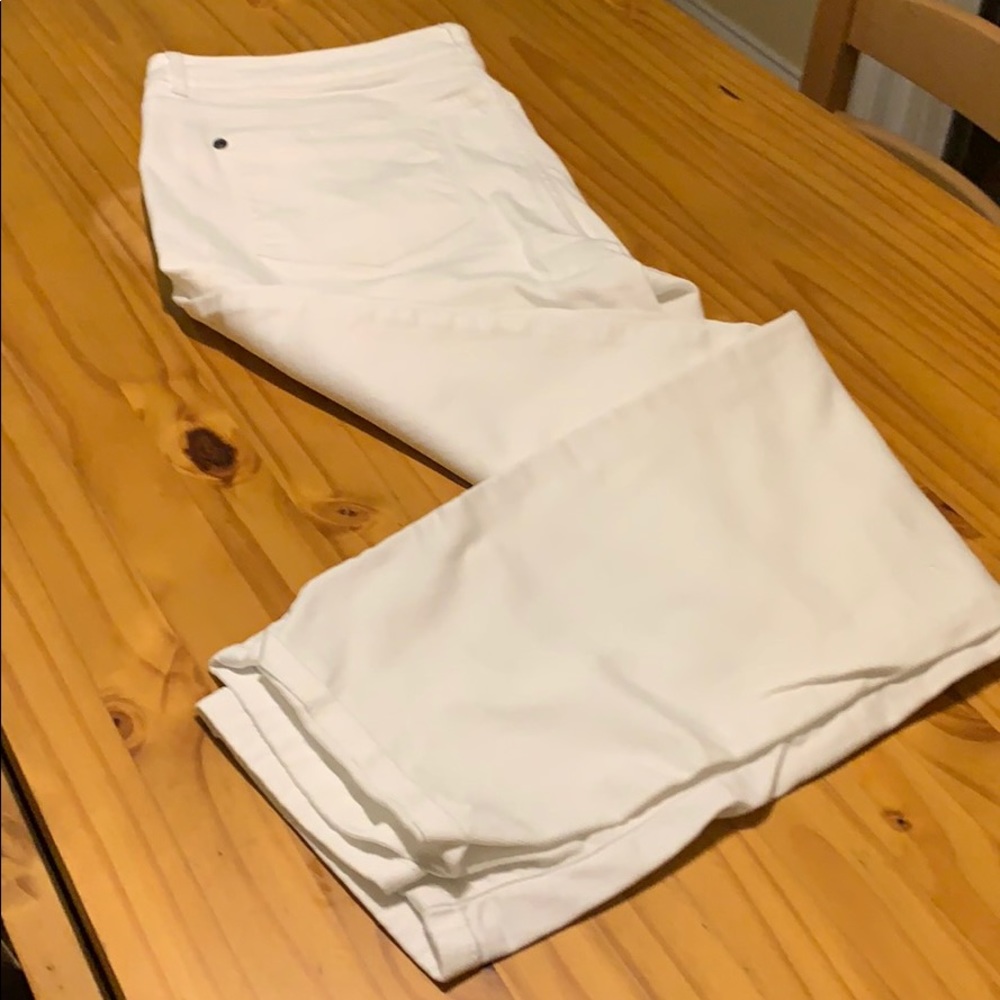 White boyfriend style jeans